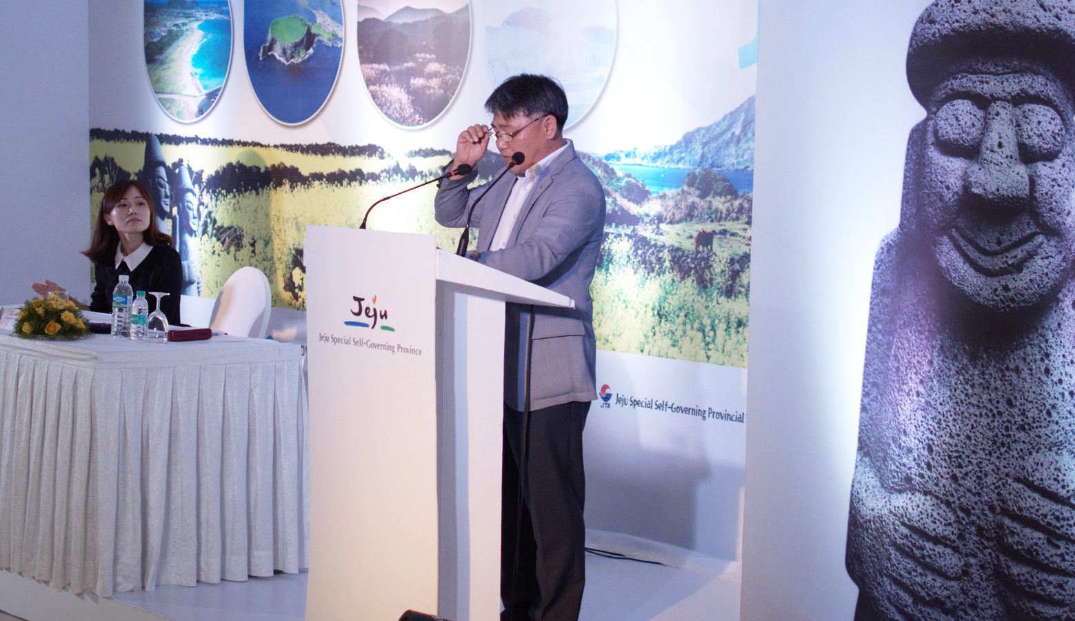 Jung Hwan Lee addressing the audience at press conference
