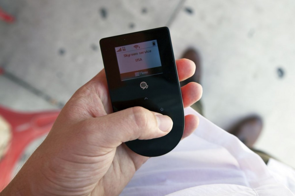 Skyroam-Hotspot-in-hand