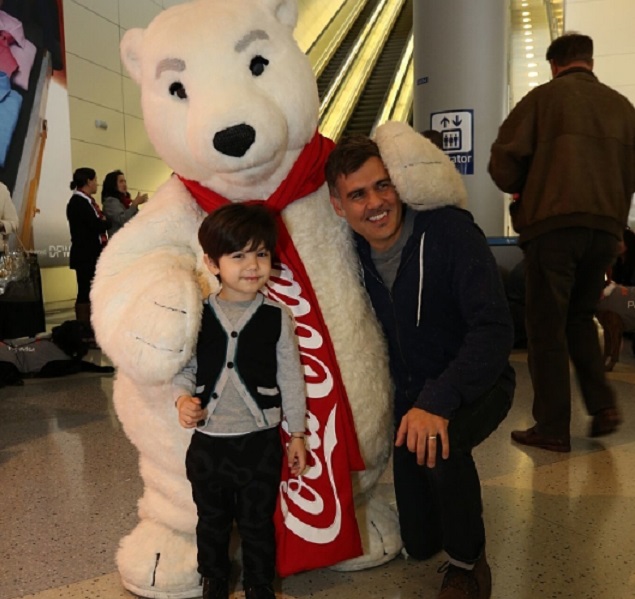 Dallas Fort Worth International Airport and Coca-Cola Surprise Travelers with Holiday Cheer (PRNewsFoto/DFW International Airport)