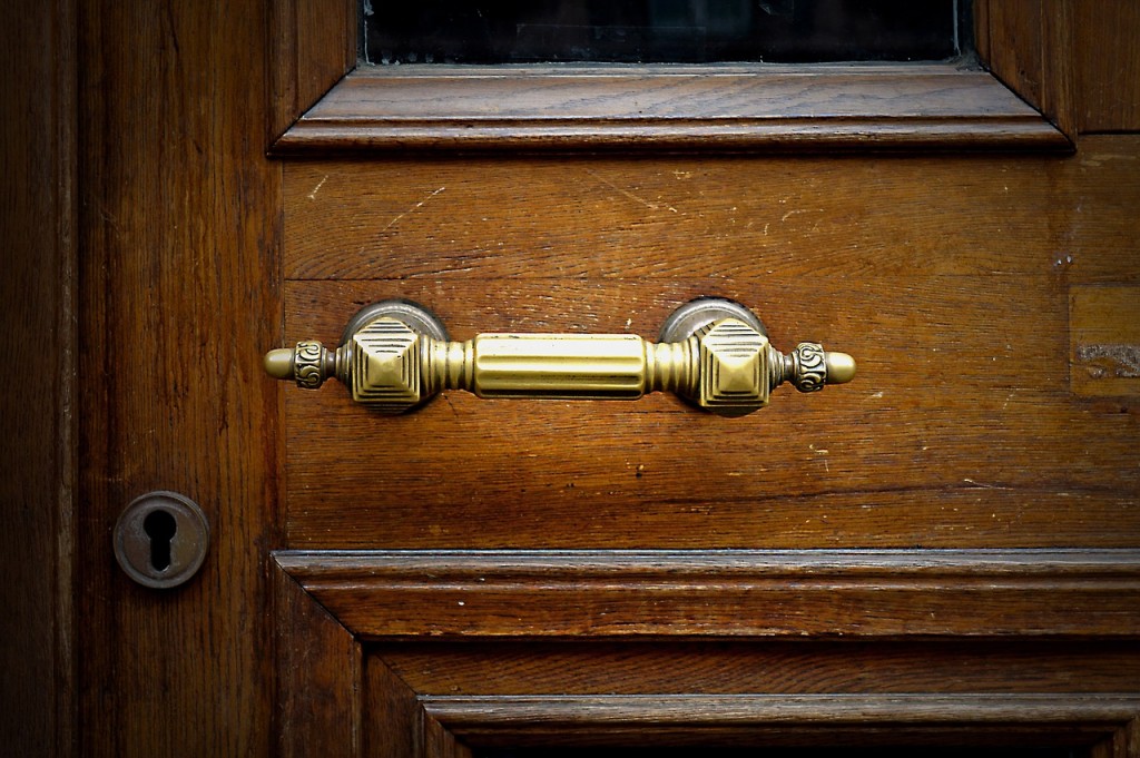 doorknocker-1946675_1280